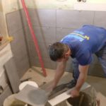 Jörg legt im Akkord Fliesen